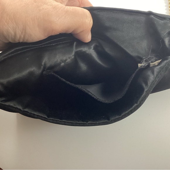 Vintage Handmade Black Beaded Purse With Satin Lining And 15” Gold Tone Chain. - Picture 6 of 10